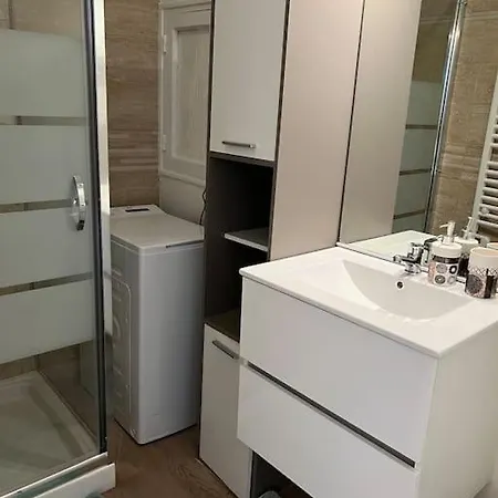 Apartment Entier Spacieux/lumineux/parking Prive