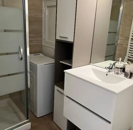 Appartement Entier Spacieux/lumineux/parking Prive